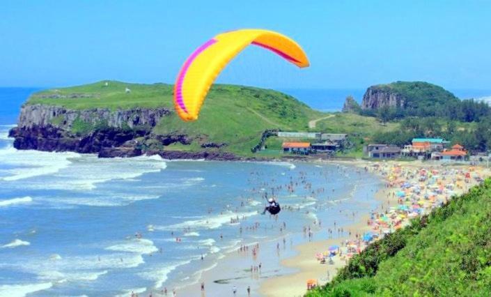 Kitnet S1 Em Torres-Rs - Na Mais Bela Praia Gaucha - Cozinha - Banheiro - Ar Condicionado - Tv E Wi-Fi - Estacionamento - Anfitria Superhost No Bnb Ngoại thất bức ảnh